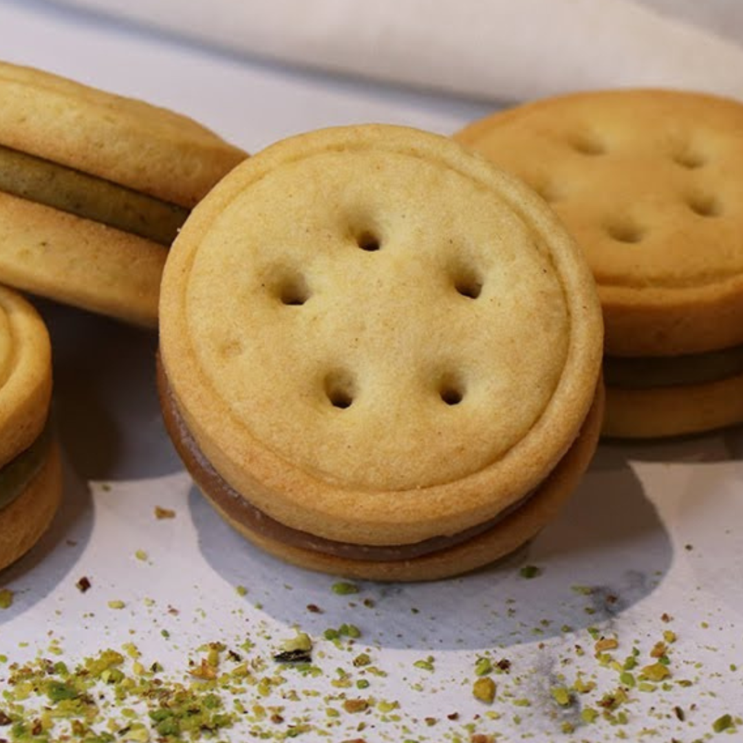 Recette de Baiocchi à la Pistache ou Chocolat au Lait Baiocchi maison, recette Baiocchi, biscuits italiens, biscuits sablés fourrés, Baiocchi pistache, Baiocchi chocolat au lait, recette biscuits maison, biscuits gourmands, recette italienne sucrée, biscuits faits maison